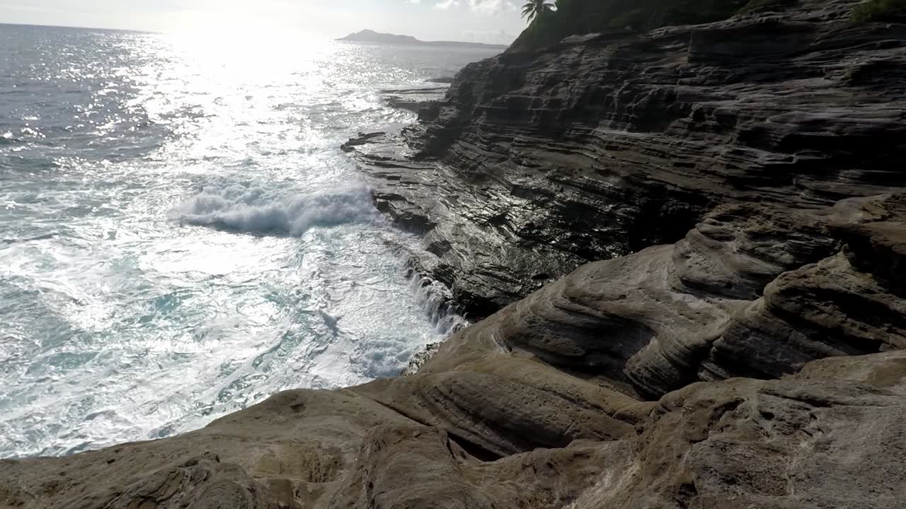 océano azul tomado desde la parte superior de un acantilado panorámico de derecha a izquierda