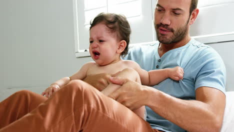 Padre-Acostado-En-La-Cama-Y-Jugando-Con-Su-Bebé