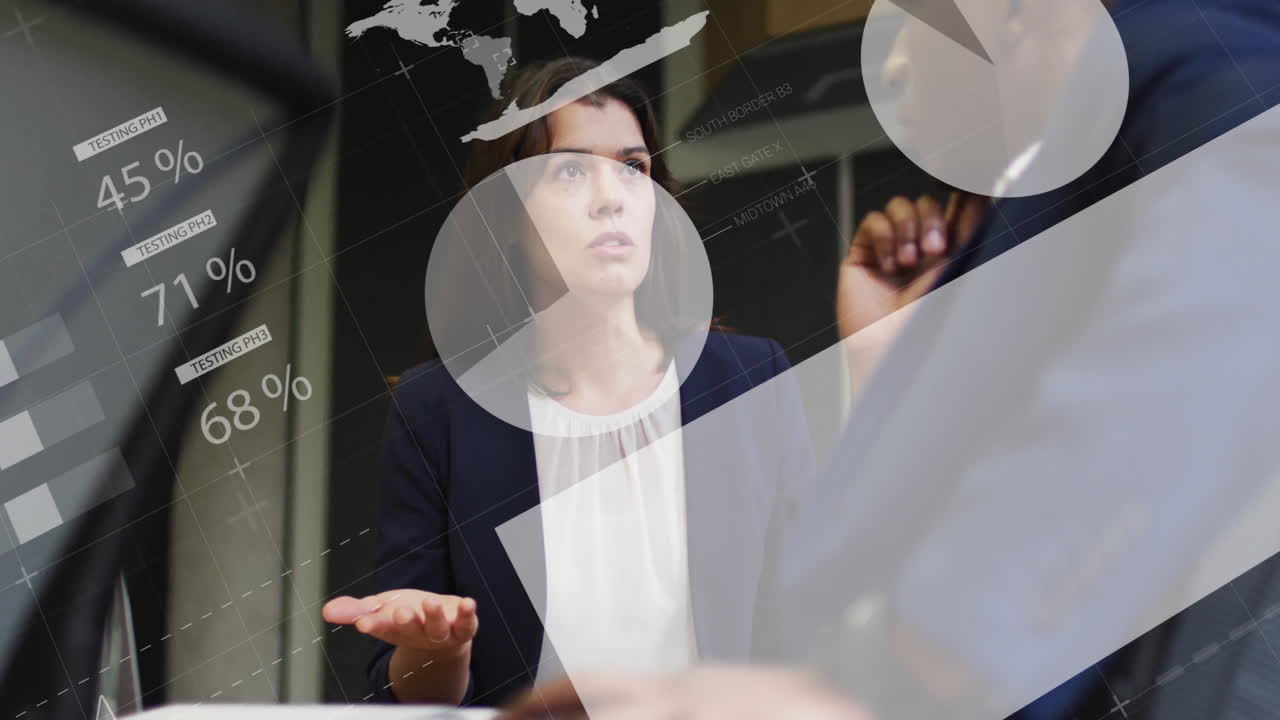 анимация инфографического интерфейса над разнообразной бизнес-женщиной, обсуждающей отчет с мужчиной в офисе