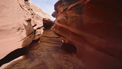 Gimbal-Aufnahmen,-Die-Den-Slot-Canyon-Im-Südwesten-Der-Vereinigten-Staaten-Hinunterfliegen