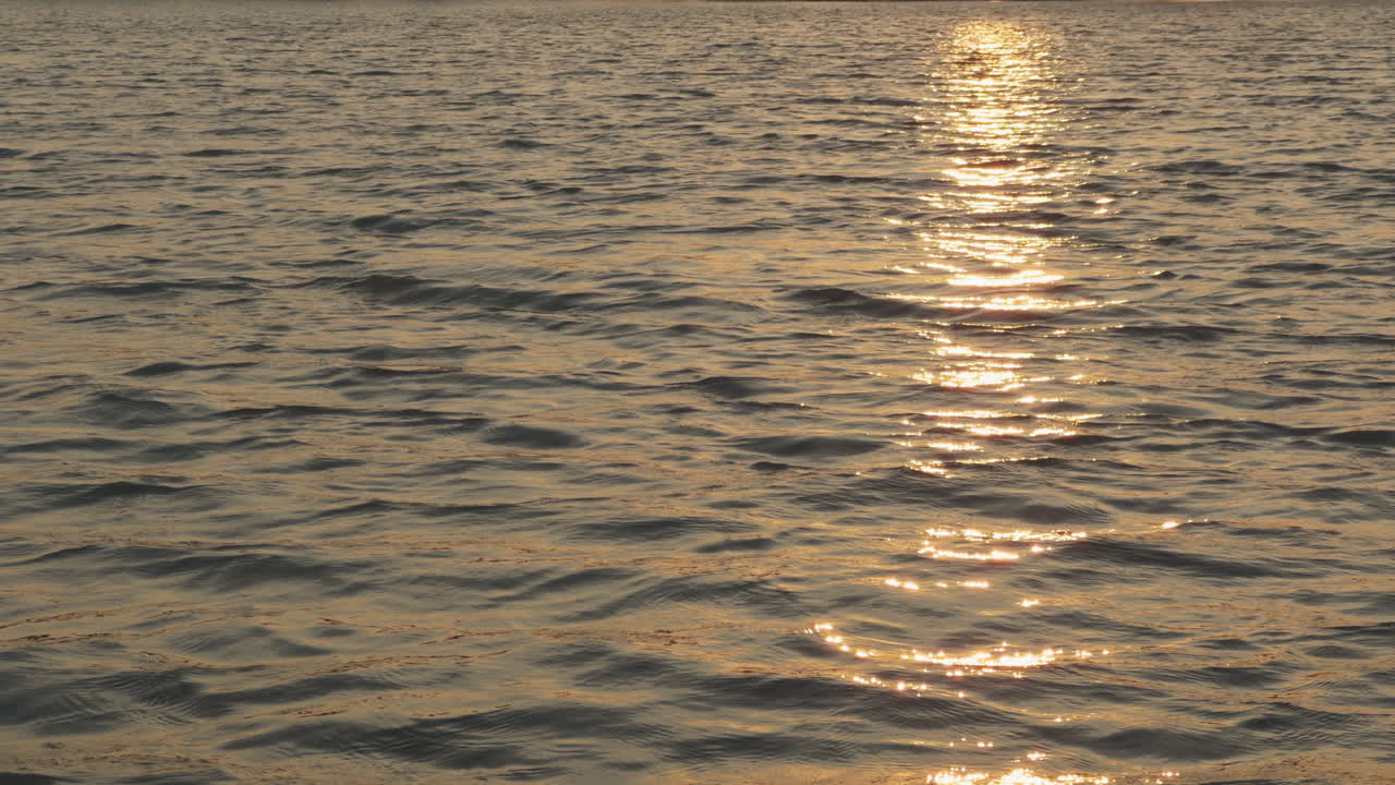 puesta de sol en koh phi phi con el reflejo del sol en el mar tranquilo