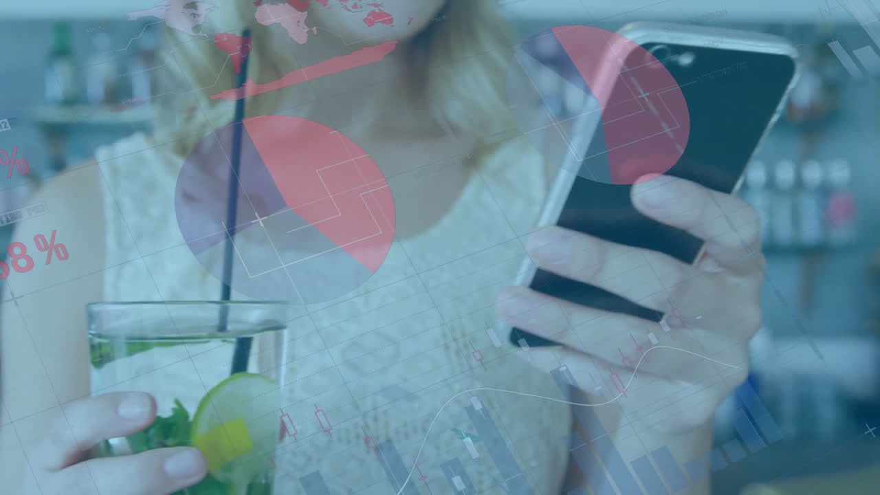 스마트 폰을 사용하는 백인 여성에 대한 금융 데이터 처리 애니메이션