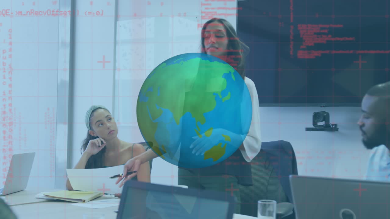animación de globo giratorio y procesamiento de datos sobre mujer caucásica hablando con sus colegas