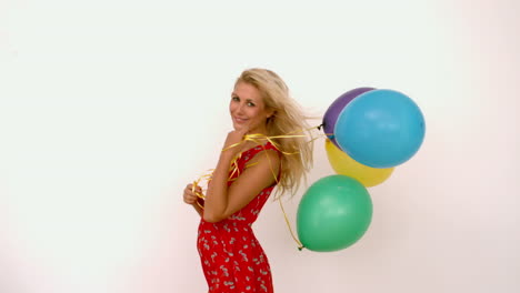 mujer con globos de colores