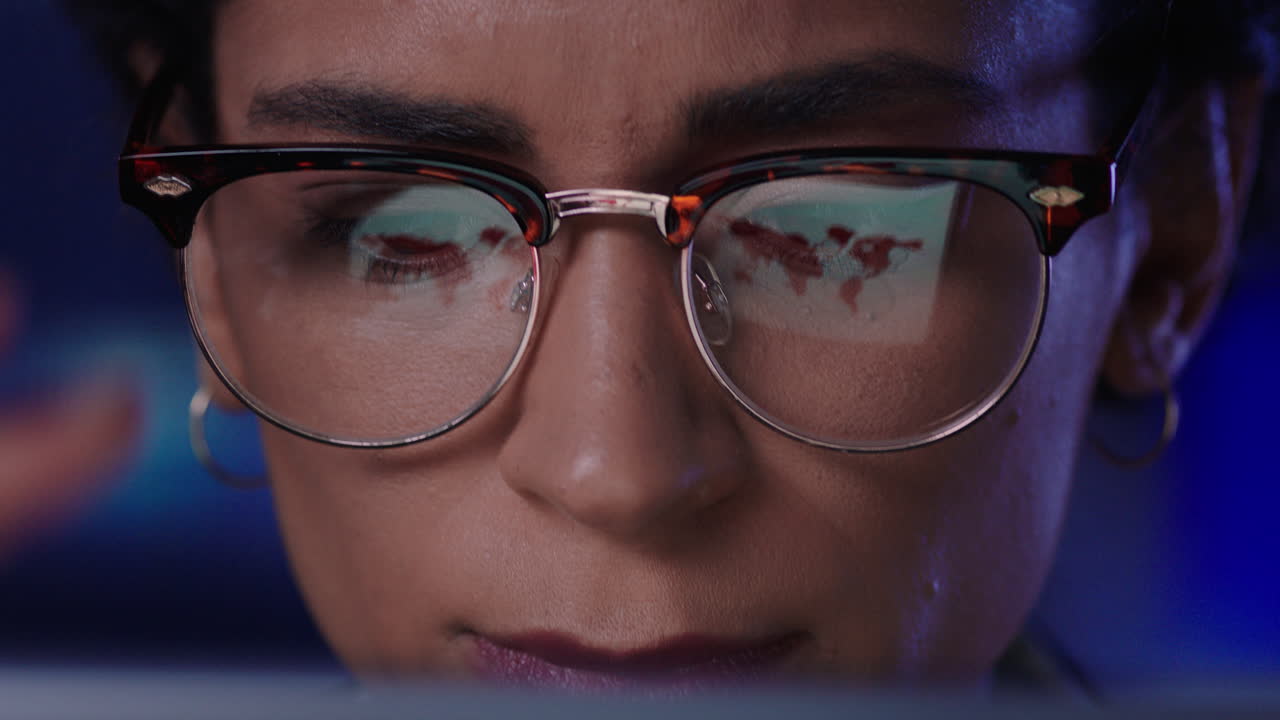 retrato de cerca de una mujer de negocios cansada usando una tableta que parece agotada trabajando hasta tarde en la oficina