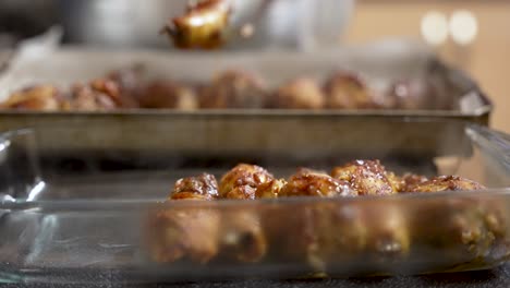 El-Arte-Culinario-De-Una-Persona-Transfiere-Muslos-De-Pollo-Picantes-De-Un-Plato-A-Otro,-Capturando-La-Esencia-De-La-Preparación-De-La-Comida-Y-La-Emoción-De-La-Competencia-Culinaria.