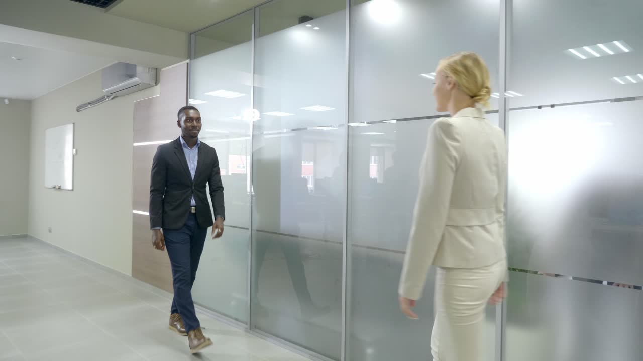 деловое рукопожатие в офисе