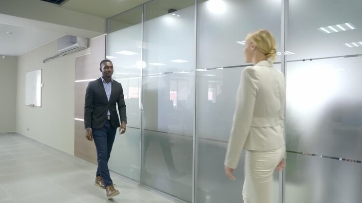 Um aperto de mão de negócios no escritório