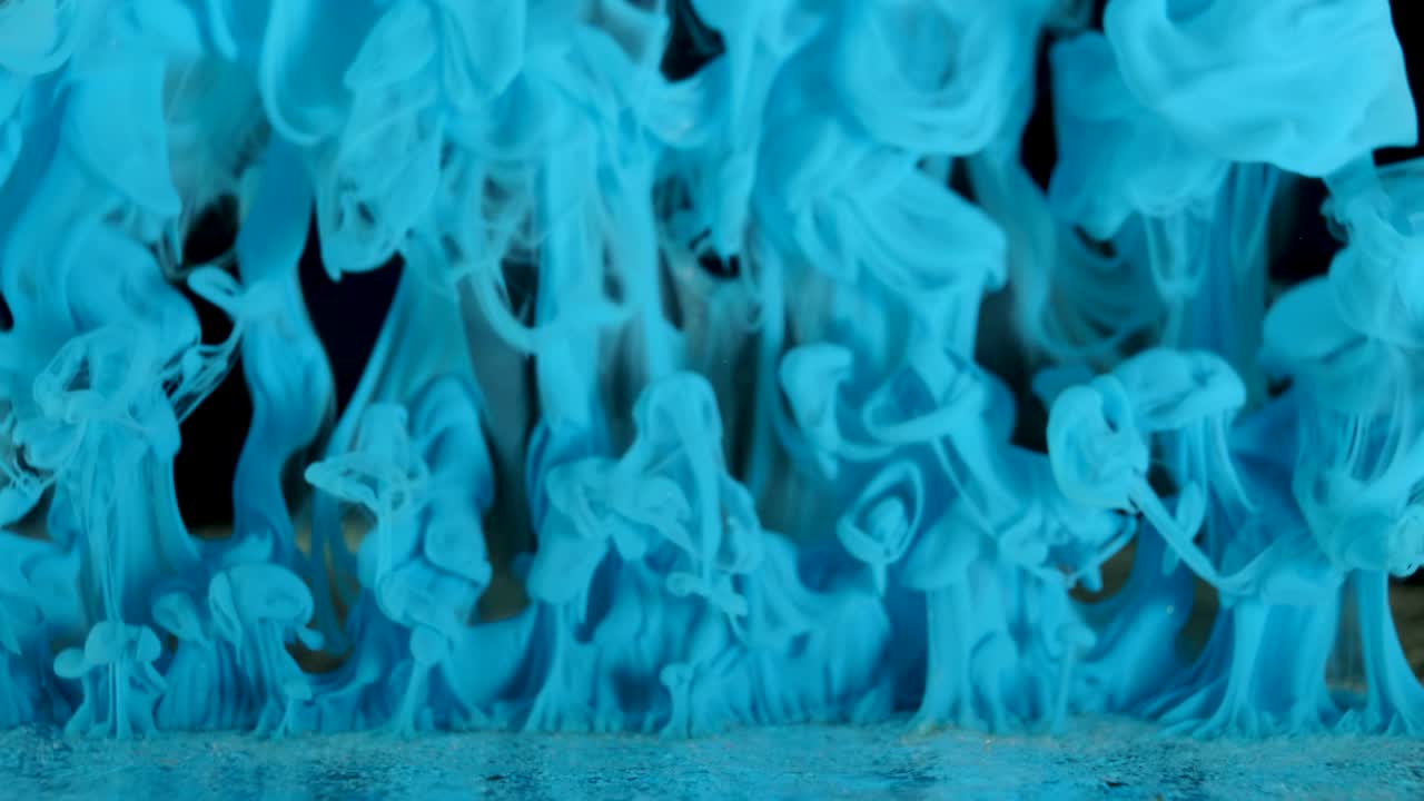 pintura de tinta colorida en el agua, tinta girando fluye hacia arriba bajo el agua