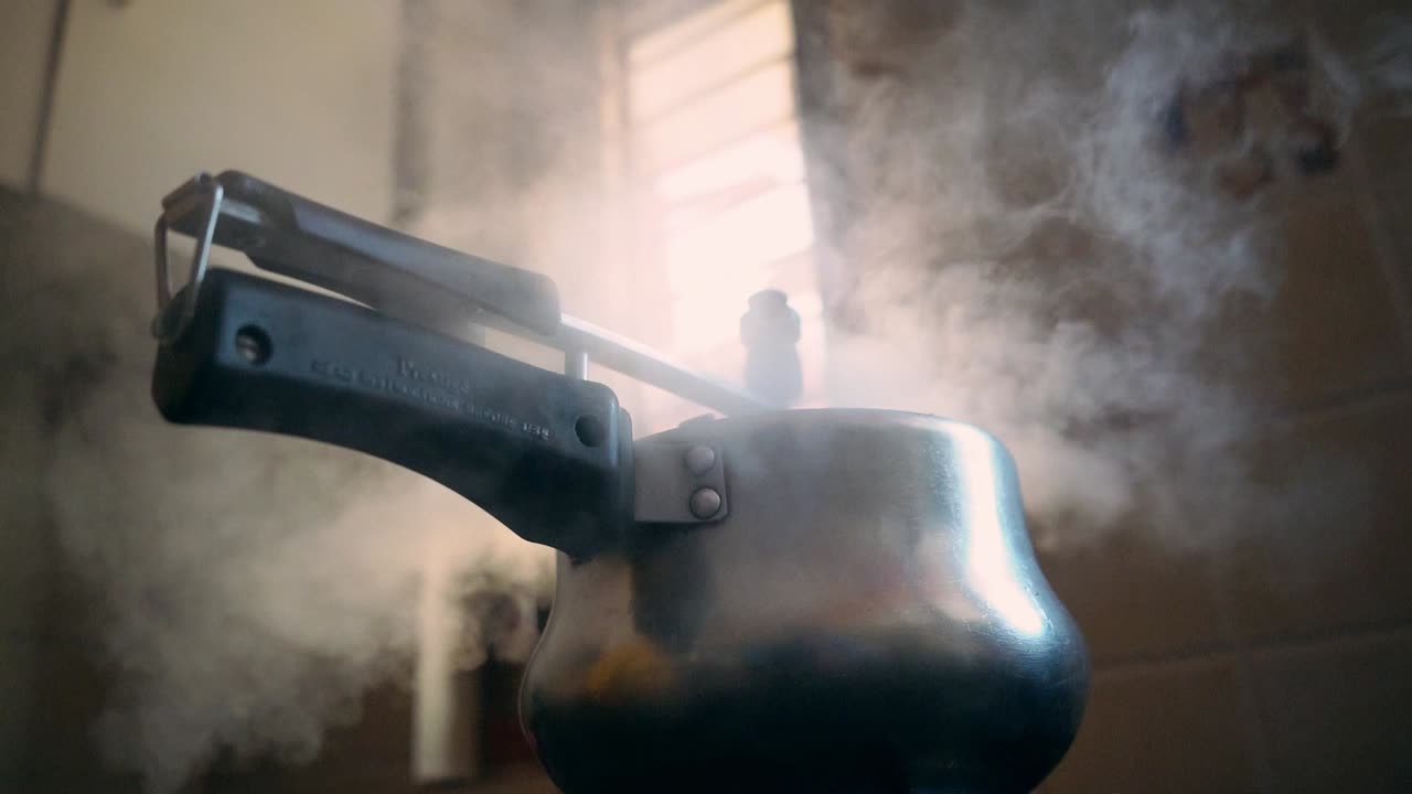 휘파람이 불고 음식이 준비되는 동안 증기가 분출됩니다.