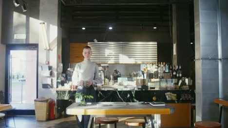 mujer trabajando en un café moderno