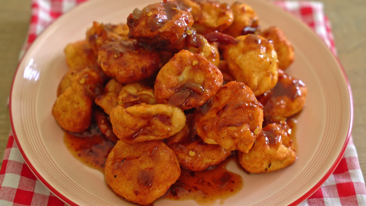 albóndigas fritas con salsa picante - estilo de comida callejera tailandesa