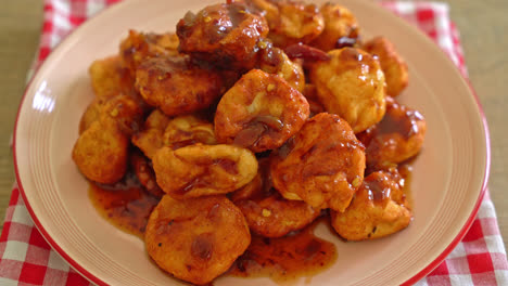 Albóndigas-Fritas-Con-Salsa-Picante---Estilo-De-Comida-Callejera-Tailandesa