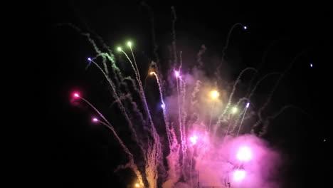 un espectáculo de fuegos artificiales en la noche 2