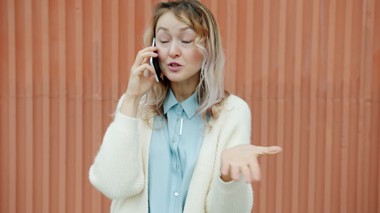 mujer en una llamada telefónica