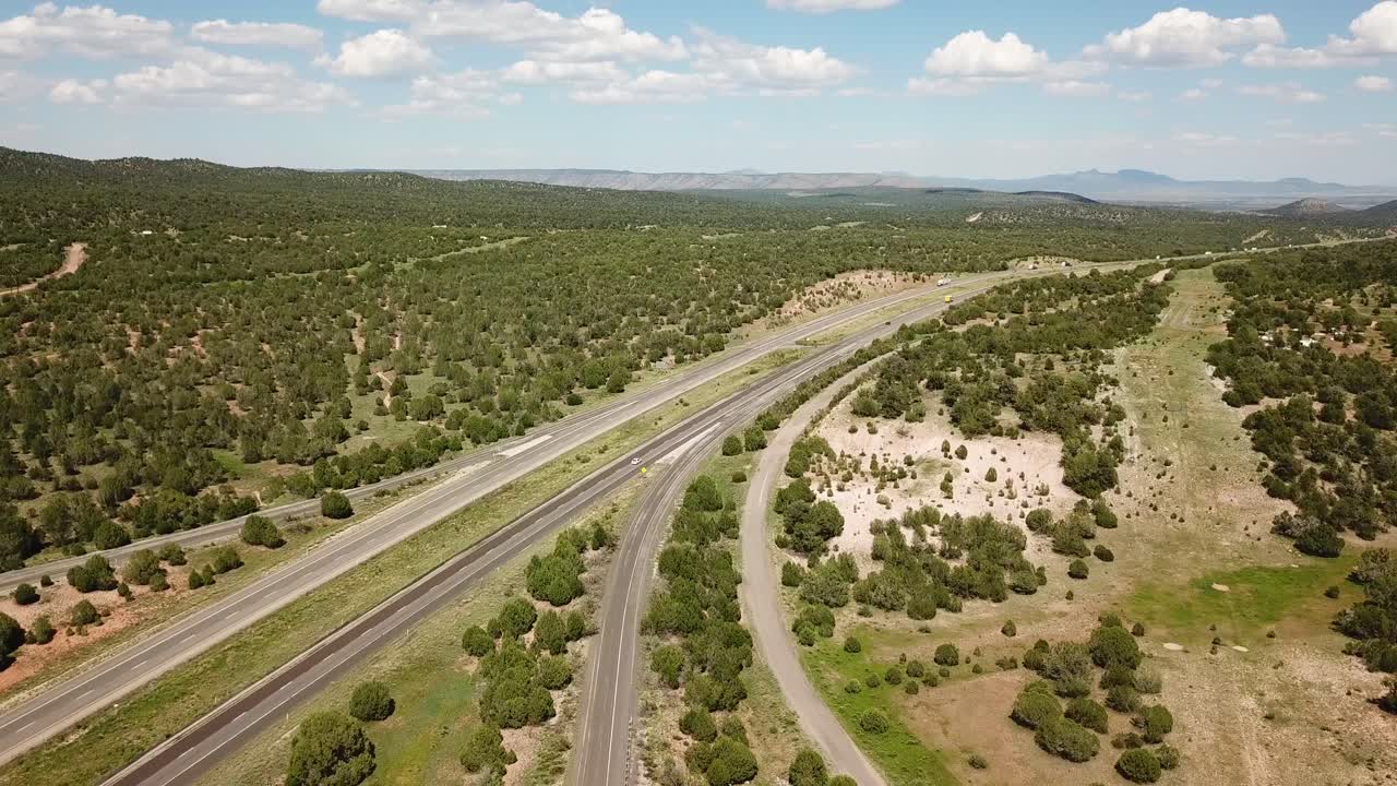 그랜드 캐년, 애리조나 고속도로에서 운전하는 자동차