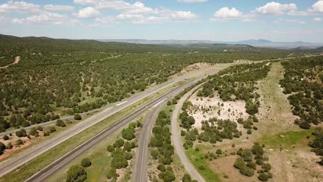 Cars-driving-on-highway-to-Grand-Canyon,-Arizona