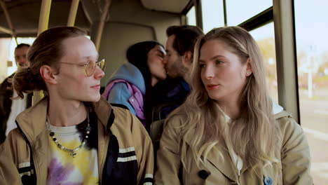 Un-Joven-Y-Una-Mujer-Hablando-En-El-Autobús.