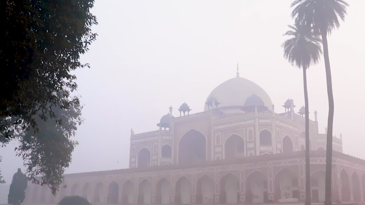 tumba de humayun en la mañana brumosa desde una perspectiva única tomada en delhi india