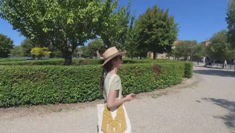 Hermosa-Modelo-Femenina-Caminando-En-El-Parque-Hacia-La-Antigua-Ciudad-De-San-Gimignano