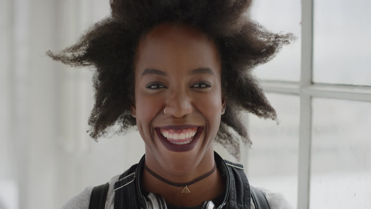 ritratto di una giovane donna afroamericana che ride allegra godendo di uno stile di vita di successo donna nera positiva e indipendente con un afro funky