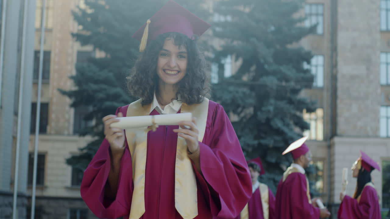 feliz de graduarse con un diploma