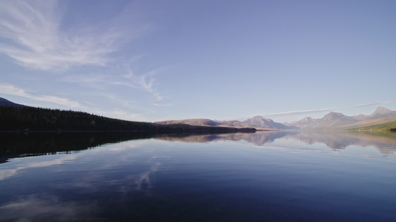 escena de otoño mirando a través del lago en la colorida puesta de sol en el lago mcdonald en montana