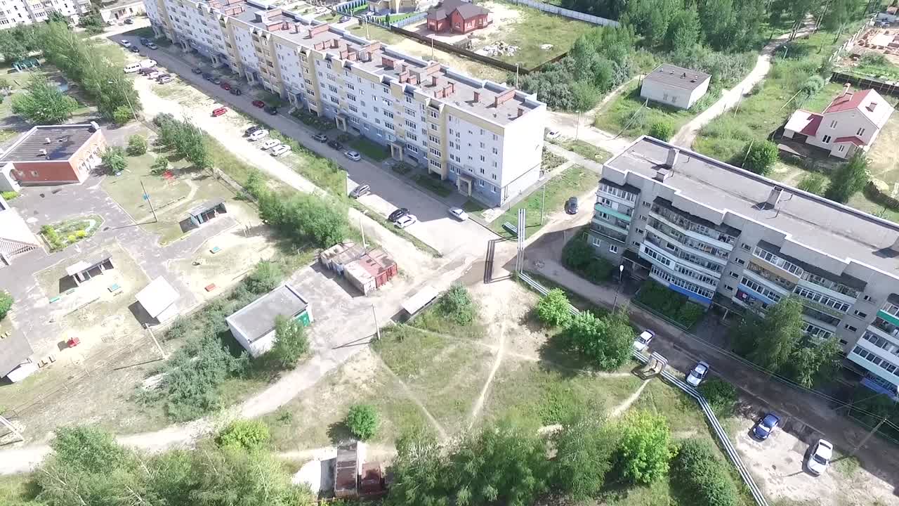 vista aérea de una zona residencial con apartamentos, casas y parques