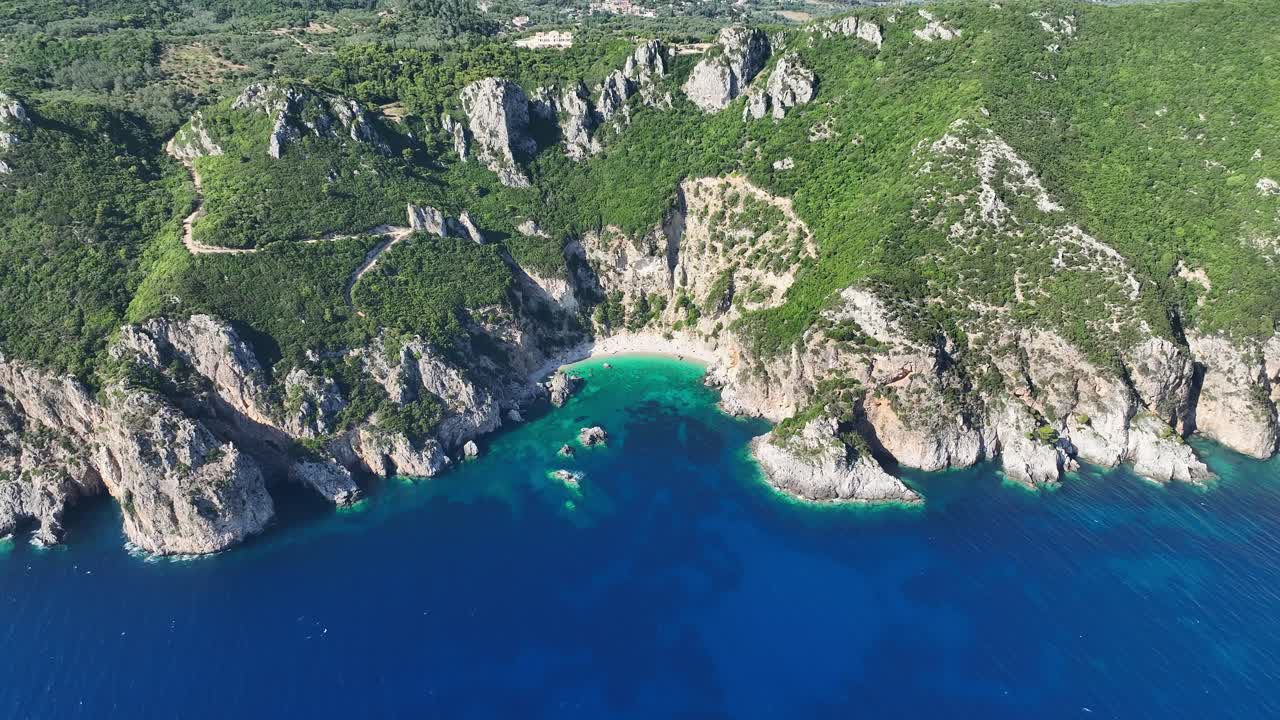 Giali strand på Korfu med turkist vand og barske klipper, solskinsdag, luftfoto