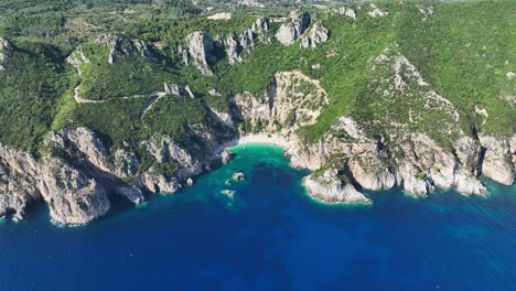 Playa-De-Giali-En-La-Isla-De-Corfú-Con-Aguas-Turquesas-Y-Acantilados-Escarpados,-Día-Soleado,-Vista-Aérea