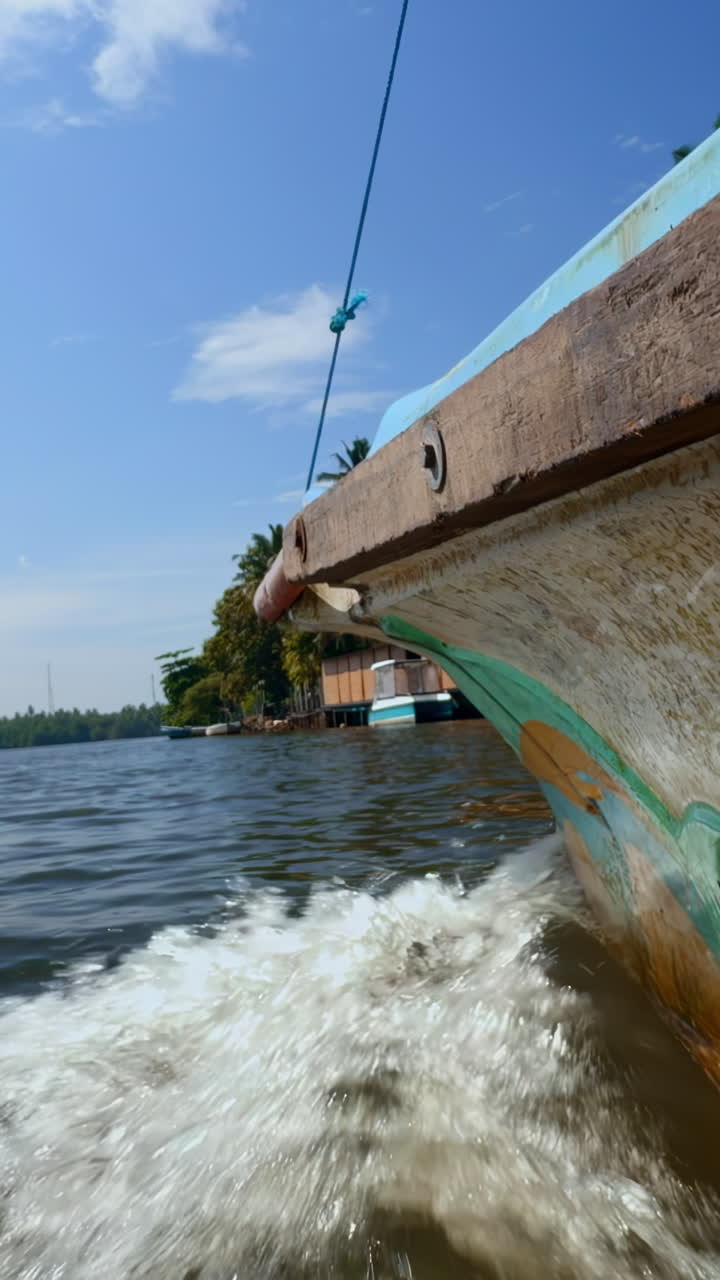 pequeño barco en un río