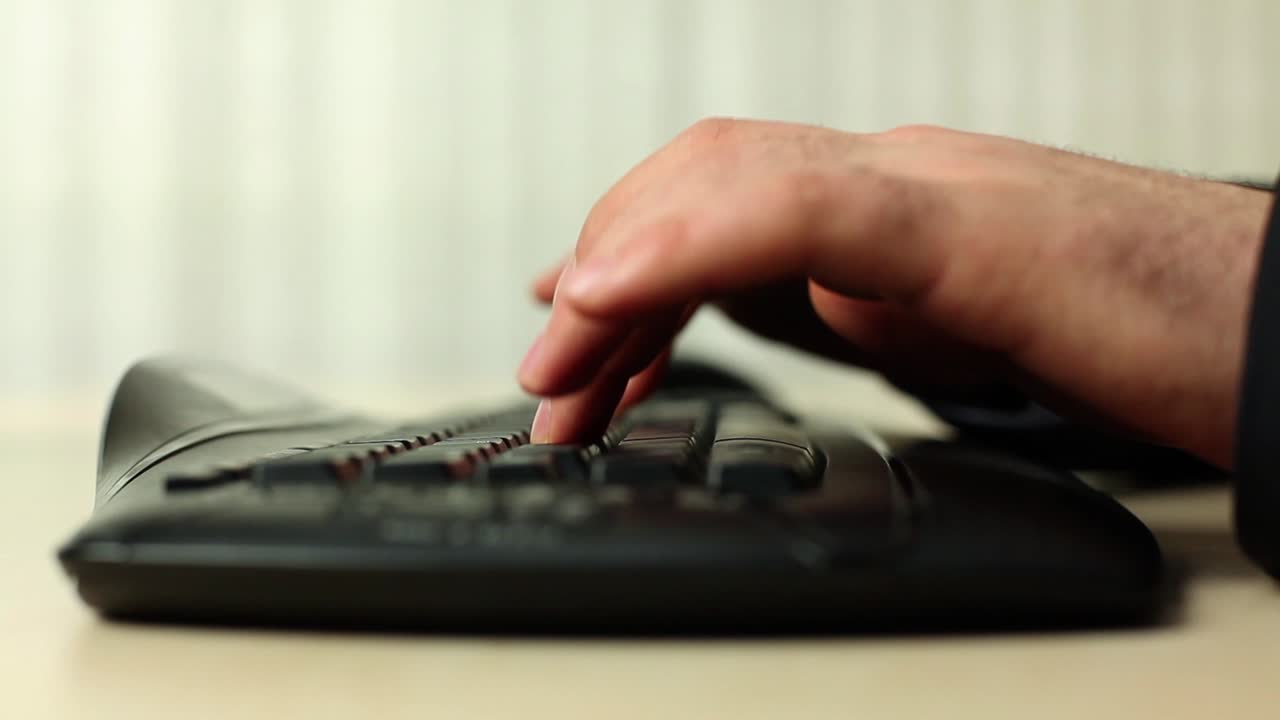 manos escribiendo en el teclado de la computadora