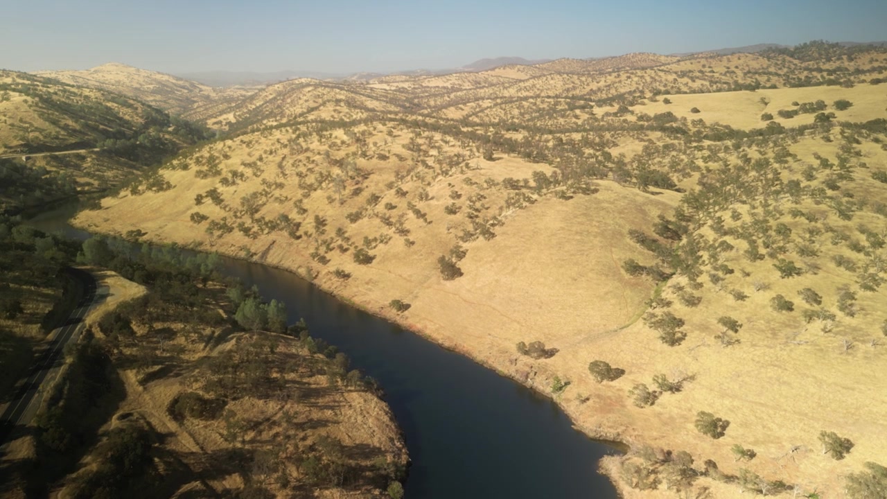 Vista aerea panoramica del paesaggio arido e remoto della Valle del fiume Merced in California