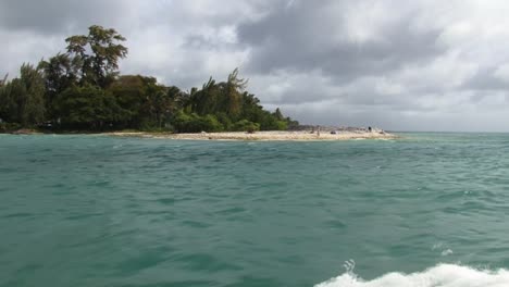 Playa-Y-Palmeras-En-La-Isla-Fanning,-Vista-Desde-El-Océano