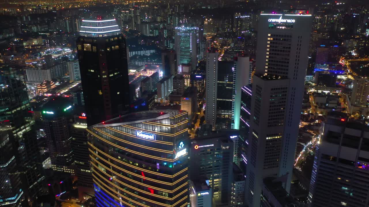 los tejados de la ciudad de singapur, el centro de la ciudad, la noche, el panorama aéreo iluminado en 4k.