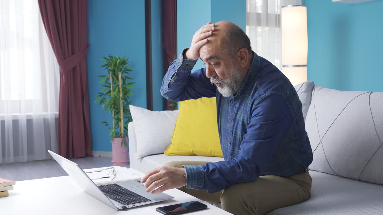 habiendo completado su importante trabajo, el anciano se relaja.