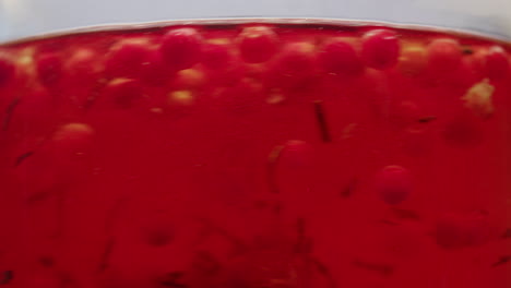 los arándanos congelados cocinando para el té o la mermelada, el fondo de cerca de las bayas de arándanos en la cocina, el chef haciendo pastel de postre saludable.
