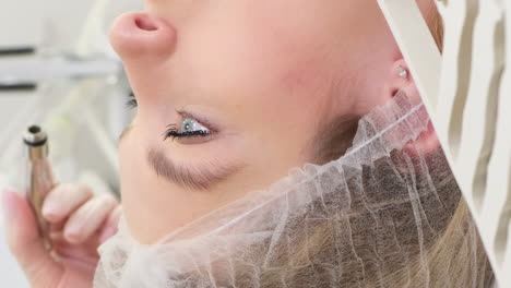 mujer que se somete a un tratamiento facial