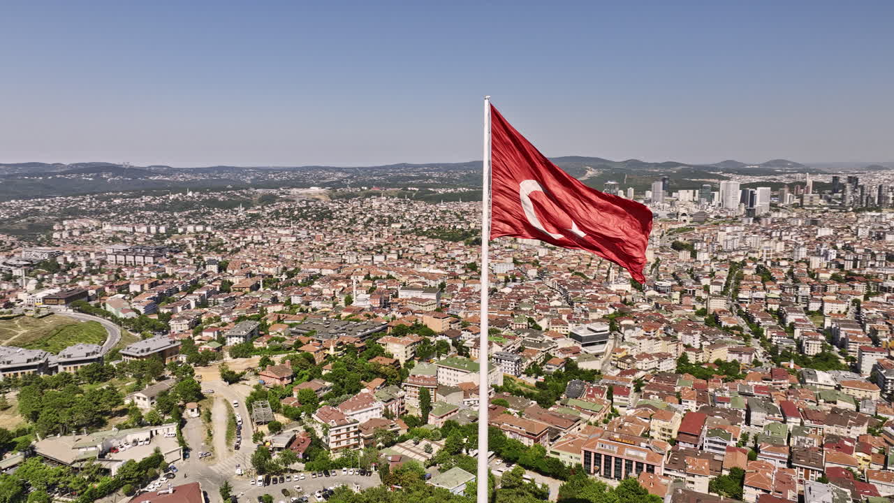 estambul turquía vista panorámica aérea v78, vuelo de drones sobre la colina de camlica, volar alrededor de la enorme bandera turca ondulada que captura el paisaje urbano del centro y el estrecho del bósforo - filmada con cine mavic 3 - julio de 2022