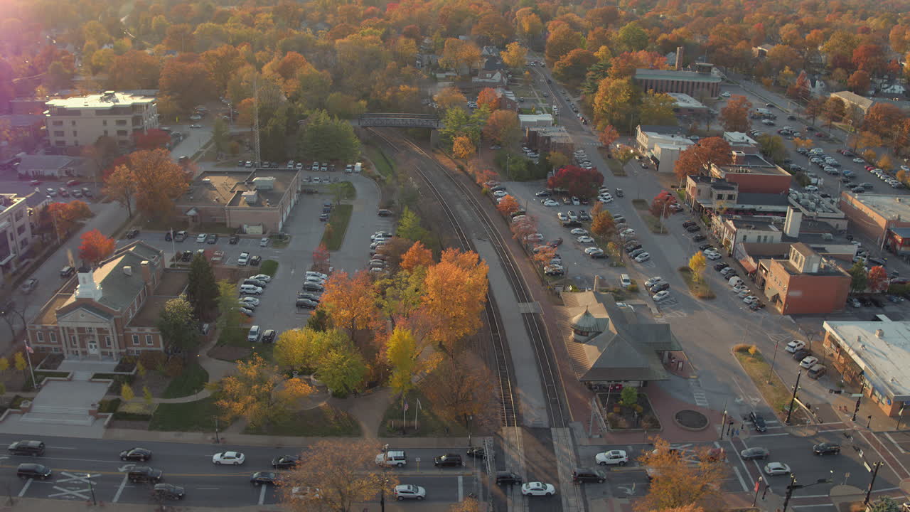 paso elevado de vías de tren y estación en kirkwood en st.