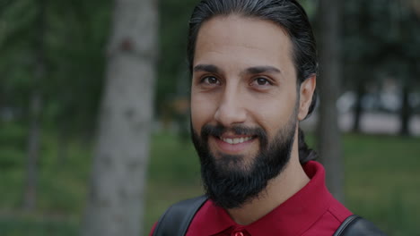 hombre sonriente en un parque