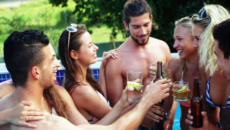grupo de amigos divirtiéndose en la piscina