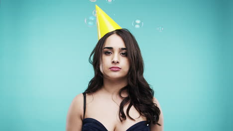 mujer con un sombrero de fiesta con burbujas