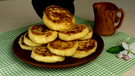 pasteles de queso frescos y deliciosos o syrniki con corteza dorada.
