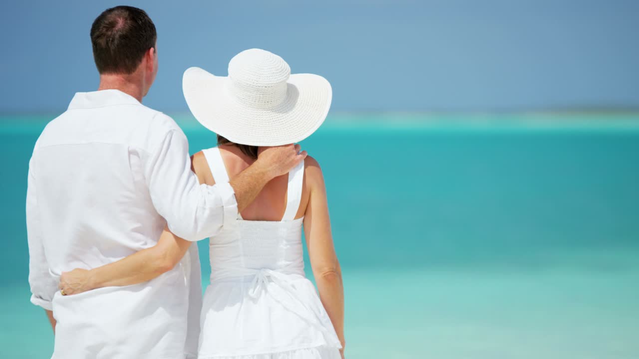 Verliefd jong Kaukasisch stel op een Caribisch strand