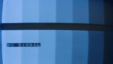 tv retro, televisión vintage en una configuración nostálgica, una tv retro muestra grano en la pantalla, dispositivo aterrador de la noche de halloween bueno para la llave de croma y la pantalla verde. imágenes de alta calidad 4k