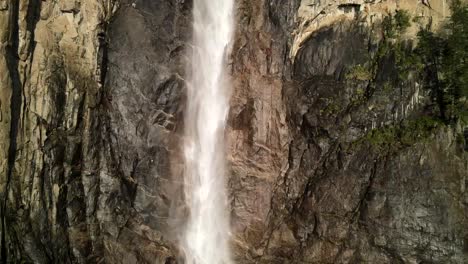 Eine-Filmische-Drohnenaufnahme,-Die-Die-Bridalveil-Falls-Im-Yosemite-Nationalpark-Vergrößert