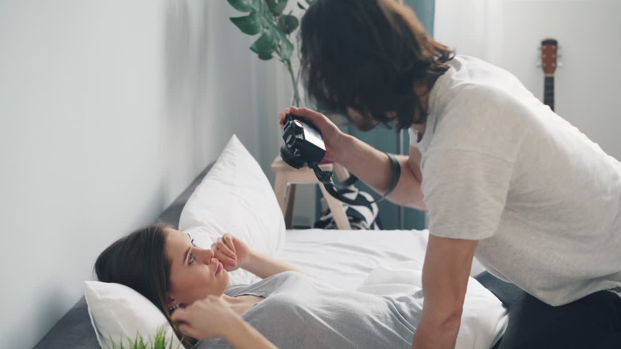 침실에 있는 커플