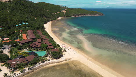 circulación aérea en la playa de haad yao en un día soleado, koh phangan, tailandia