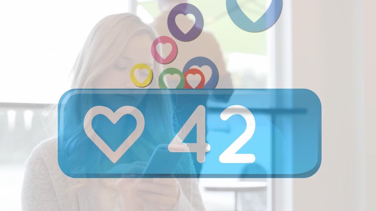 사무실에서  ⁇ 드폰을 사용하는 백인 여성에 대한 음성 거품에서 변화하는 숫자의 애니메이션